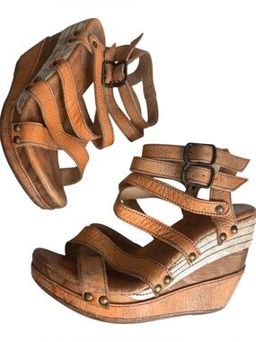 Bed/Stü Cobbler Series Juliana Wedge Sandal. Size 7.5